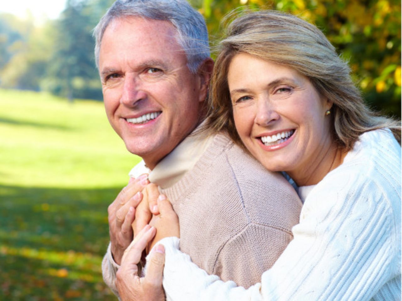 Symbolbild: Erwachsene und Senioren halten bei Skoliose zusammen